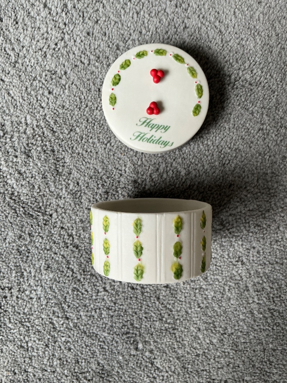 Vintage Enesco “Happy Holidays” porcelain trinket box - Picture 3 of 5